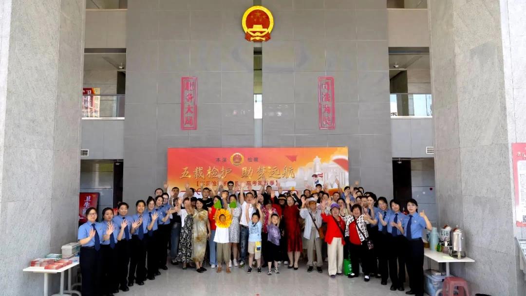 高考首日丨我们一起加油